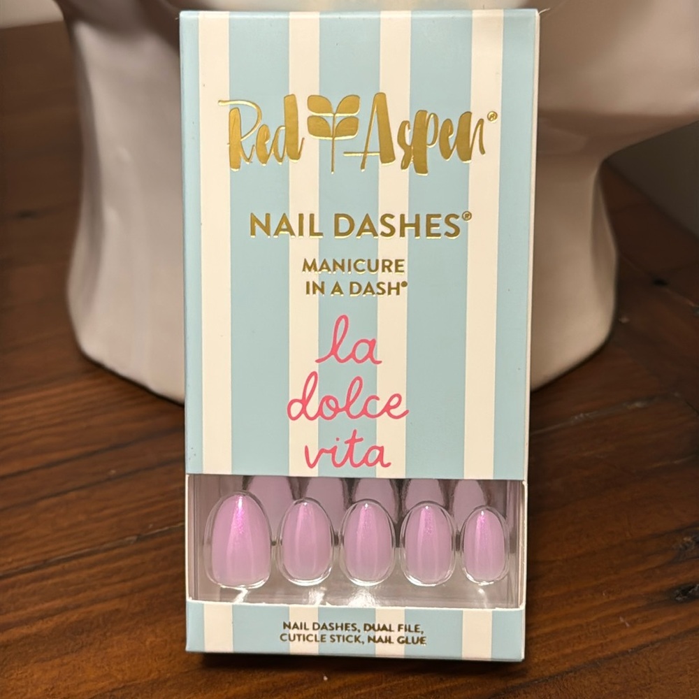 RED ASPEN la dolce vita Val Nail Dashes Pop On almond Short
